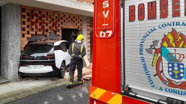 Un turismo se empotra contra la fachada de un edificio en A Brea en Bergondo (A Coruña)