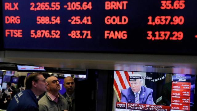 Una pantalla de la Bolsa de Nueva York muestra una rueda de prensa del presidente de EEUU, Donald Trump.