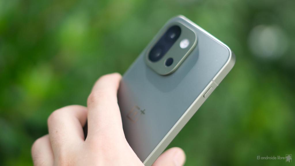 OnePlus 13s por detrás