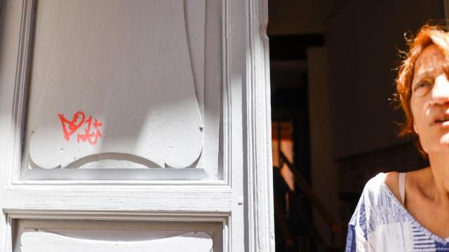 Grafitis en sus puertas y fachadas del Casco.