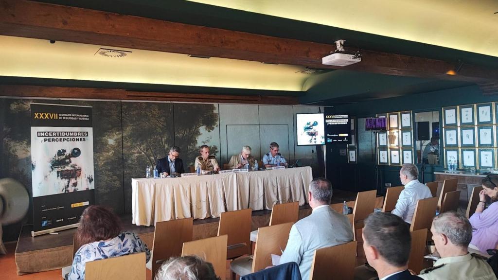 Mesa del XXXVII Seminario Internacional de Defensa organizado por la Asociación de Periodistas Europeos. Foto: Mesa del XXXVII Seminario Internacional de Defensa organizado por la Asociación de Periodistas Europeos