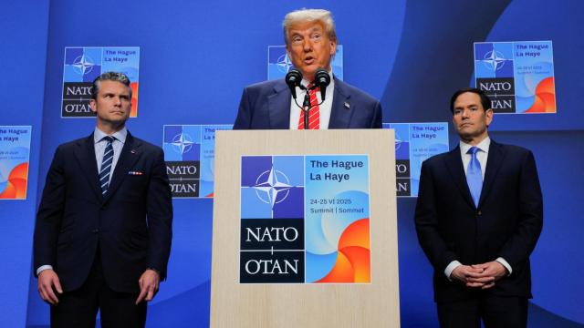 El presidente de Estados Unidos, Donald Trump, habla en una conferencia de prensa, mientras el secretario de Defensa, Pete Hegseth, y el secretario de Estado, Marco Rubio, están de pie, en la cumbre de la OTAN en La Haya, Países Bajos, el 25 de junio de 2025.
