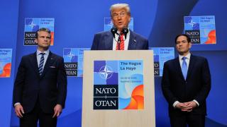 El presidente de Estados Unidos, Donald Trump, habla en una conferencia de prensa, mientras el secretario de Defensa, Pete Hegseth, y el secretario de Estado, Marco Rubio, están de pie, en la cumbre de la OTAN en La Haya, Países Bajos, el 25 de junio de 2025.