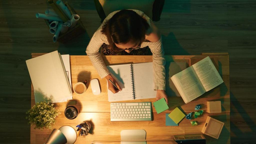 Imagen de archivo de una mujer en su escritorio.