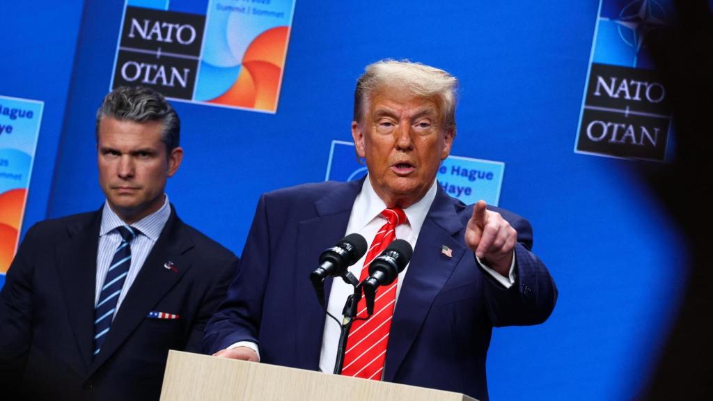 El presidente de Estados Unidos, Donald Trump , junto al secretario de Defensa, Pete Hegseth, durante la rueda de prensa al final de la cumbre de la OTAN en La Haya.