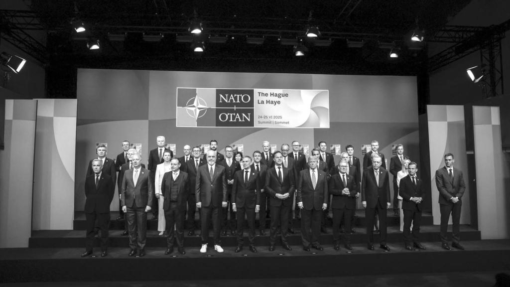 Foto de familia de los líderes de la OTAN, con Sánchez en el extremo derecho.