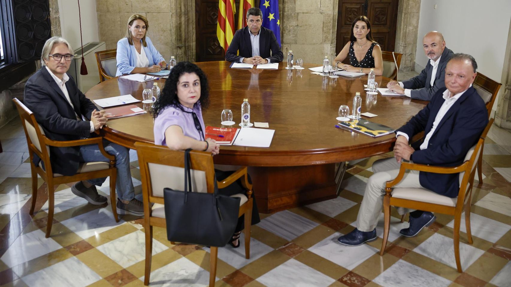 CCOO, UGT y la patronal valenciana exigen junto a Mazón que el Gobierno ...