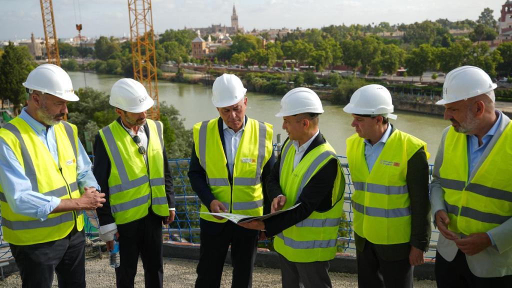 El alcalde de Sevilla, José Luis Sanz, en su visita a las obras de Altadis.