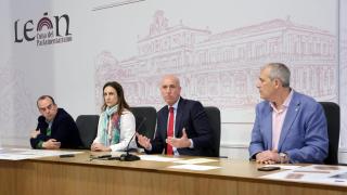 El alcalde de León, José Antonio Diez (2D) y el concejal de Movilidad, Vicente Canuria (1D), en 2022 durante la presentación del plan para implantar una zona de bajas emisiones en la ciudad, en compañía de los técnicos municipales Leticia Rodríguez (2I) y Javier Herrero (1I).
