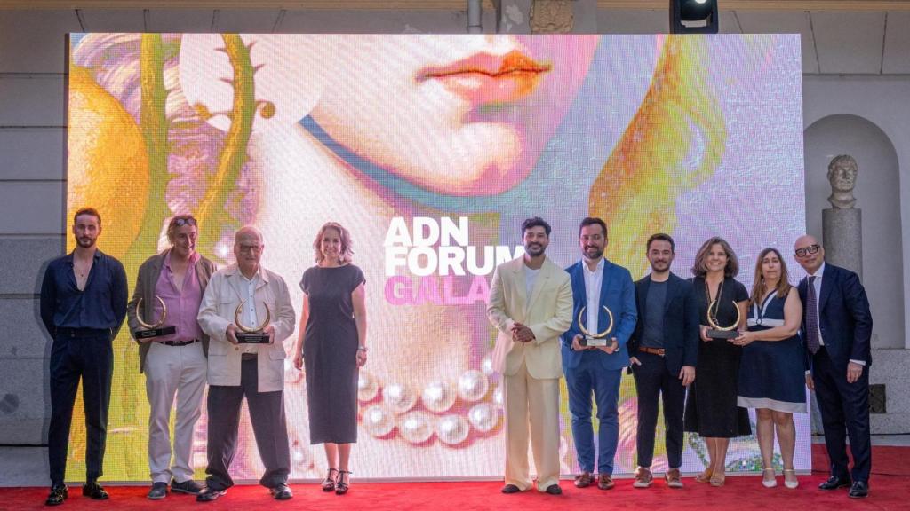 Cayetana Hernández de la Riva y Gabriel Castillo con los premiados en la Gala ADN Fórum 2025. Foto: ADN Fórum