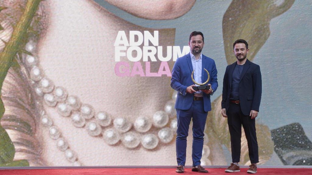 Miguel Díaz, de Ruiz-Larrea Arquitectos, recibiendo el premio. Foto: ADN Fórum