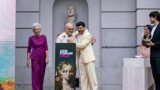 Luis Gordillo, junto a su mujer, Pilar Linares, recibe el Reconocimiento Honorífico a las Artes de manos de Gabriel Castillo. Foto: ADN Fórum
