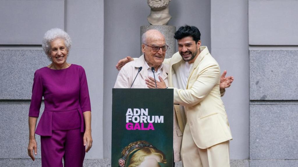 Luis Gordillo, junto a su mujer Pilar Linares, recibe el Reconocimiento Honorífico a las Artes de manos de Gabriel Castillo. Foto: ADN Fórum