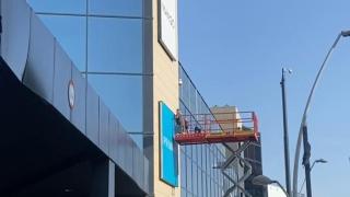 El cartel de Primark ya se instala en la fachada de GranCasa.