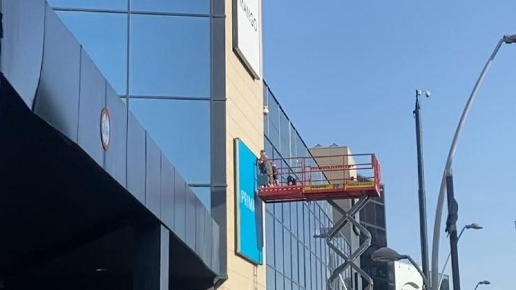 El cartel de Primark ya se instala en la fachada de GranCasa.