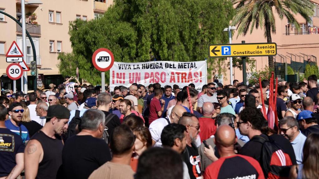 Trabajadores del sector del metal en huelga se manifiestan este miércoles en Cádiz.