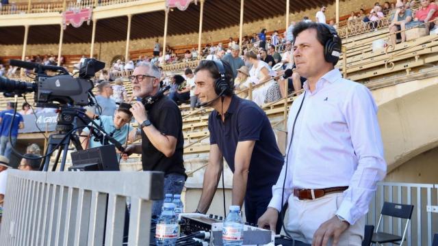 El equipo de À Punt en la Plaza de Toros de Alicante.