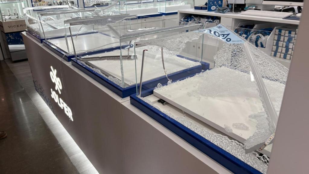 Los escaparates rotos de la joyería Jolfer.