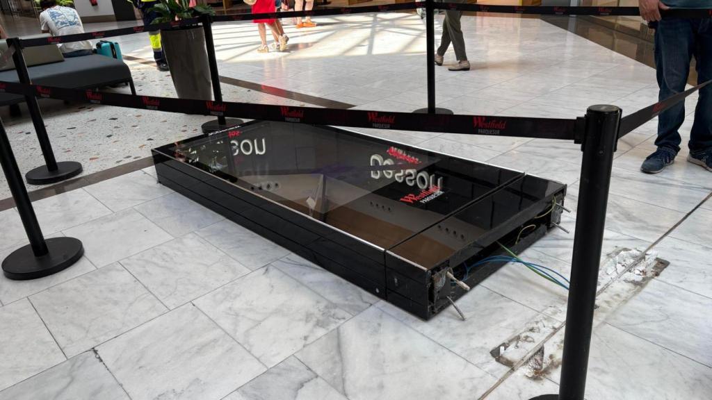 La pantalla del centro comercial que los atracadores reventaron tras su huida.
