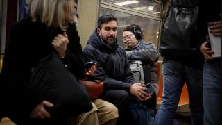 El candidato a la alcaldía de la ciudad de Nueva York, Zohran Mamdani, en el metro.