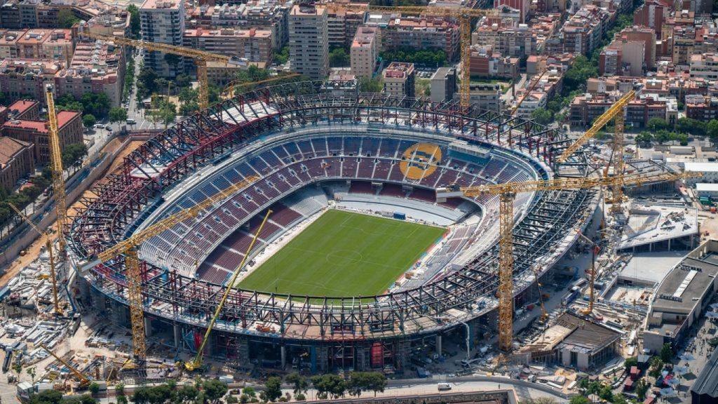 El Camp Nou, durante las obras de remodelación