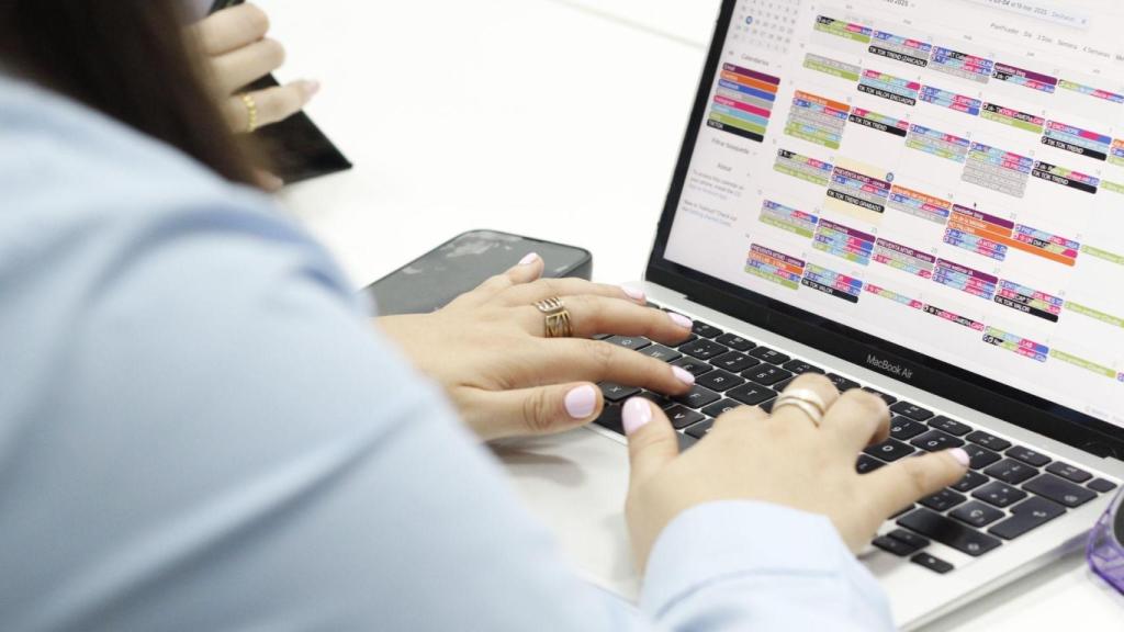 Una alumna usa un ordenador.