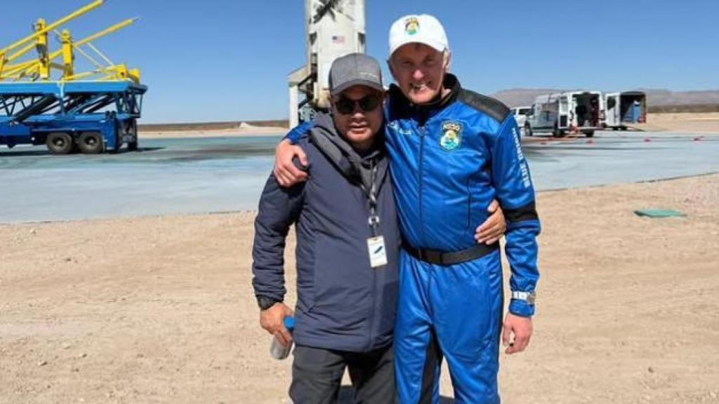 Jesús Calleja con su hijo Ganesh en una imagen de redes sociales