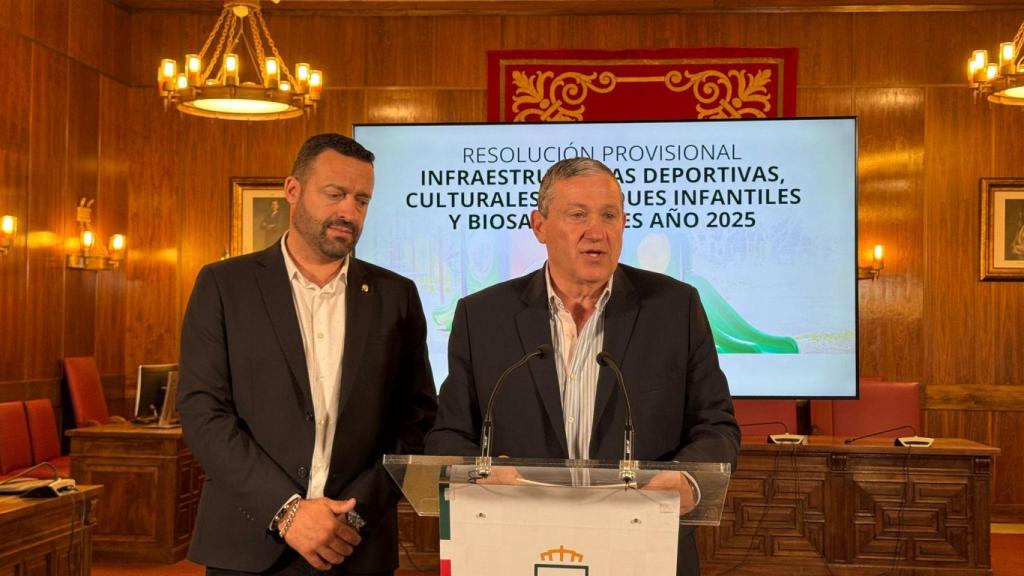 Javier Faúndez y Manuel Martín Pérez anuncian la resolución provisional de la concesión de 2,4 millones para instalaciones deportivas, culturales y parques infantiles y biosaludables.
