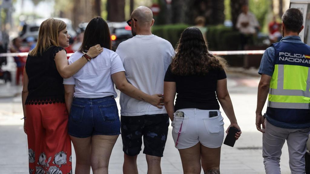 La delegada del Gobierno, Pilar Bernabé, junto a los familiares de la víctima.