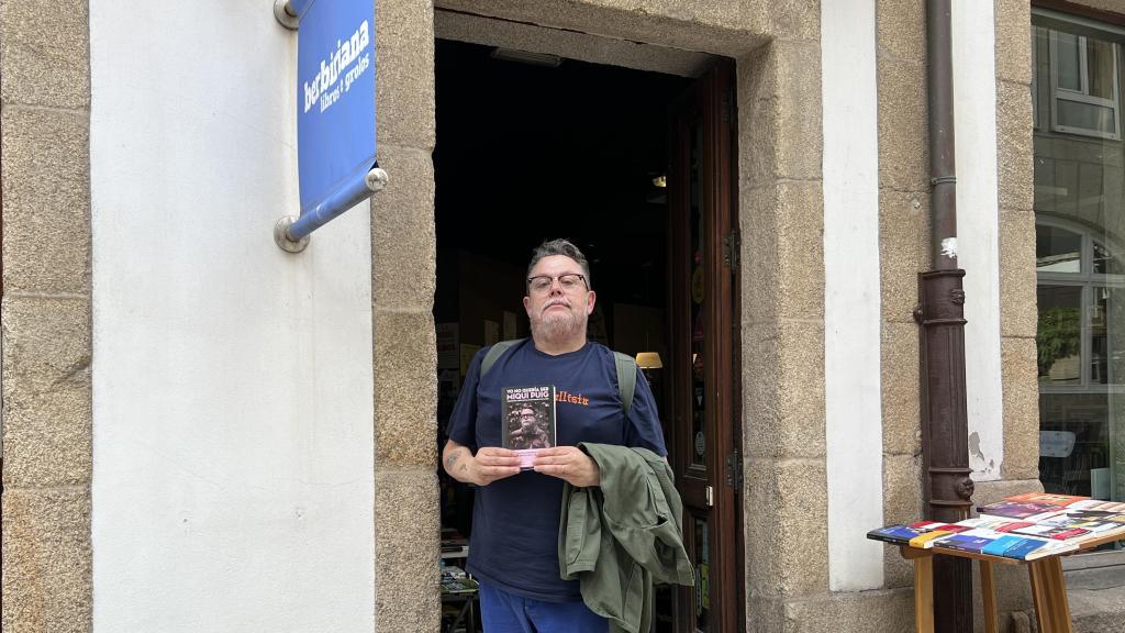 Miqui Puig delante de la librería Berbiriana.