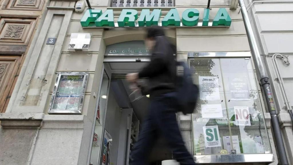 Farmacia del centro de Valencia con carteles contra los impagos. Efe / Manuel Bruque