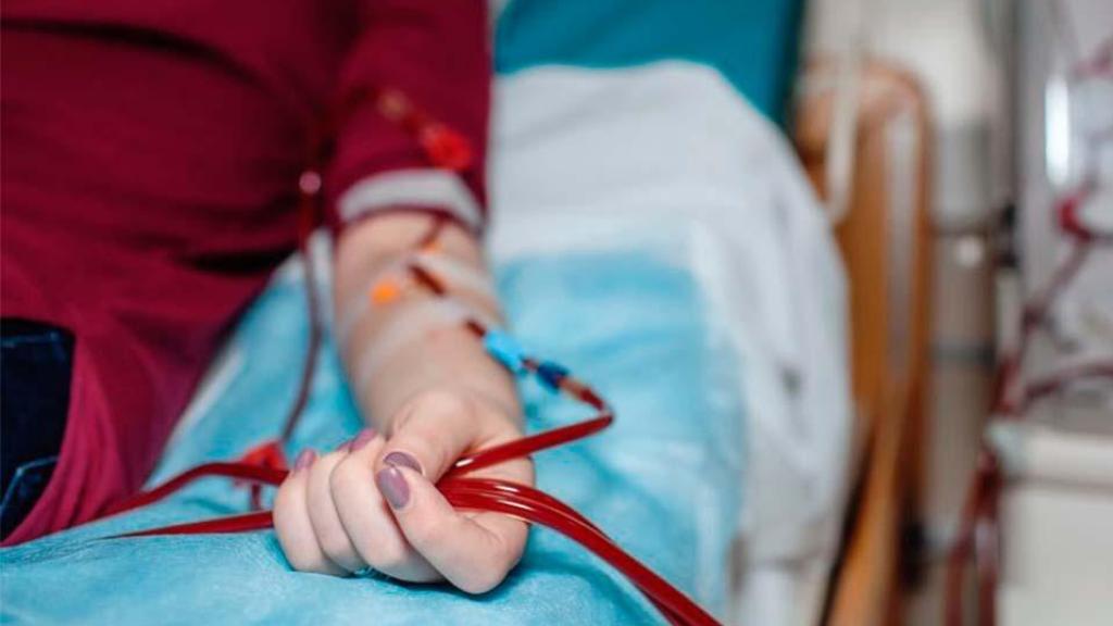 Una paciente se somete a una diálisis.
