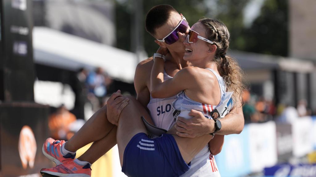 Una pareja de atletas se comprometió durante el Campeonato Mundial de Atletismo de 2023.