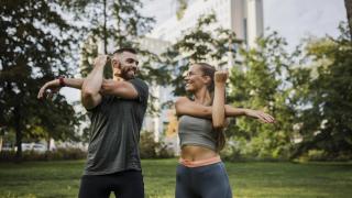 Imagen de archivo de una pareja haciendo deporte.