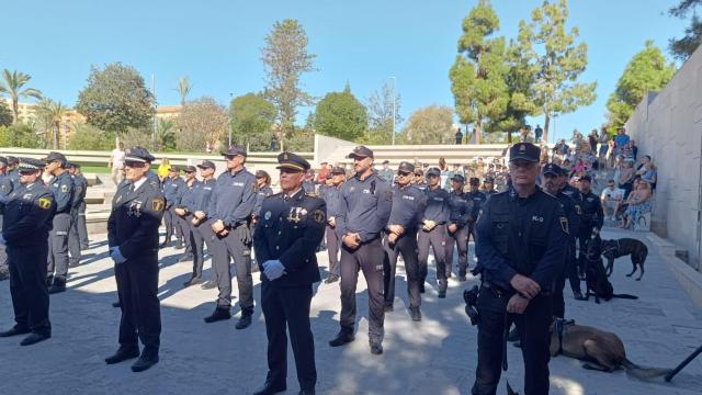 Los policías locales de Villajoyosa en formación.