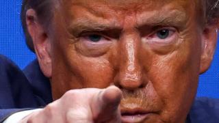 Donald Trump gesticula durante una rueda de prensa en una cumbre de la OTAN en La Haya, Países Bajos, el 25 de junio de 2025.