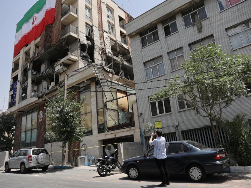 Vista de las secuelas de un ataque israelí a un edificio la semana pasada, tras el alto el fuego entre Israel e Irán, en Teherán, Irán, 25 de junio de 2025.