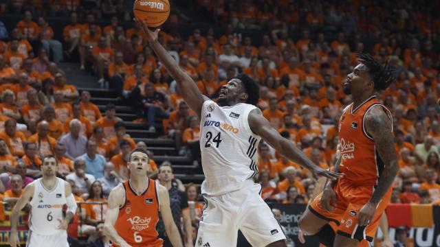 Andrés Feliz entra a canasta.