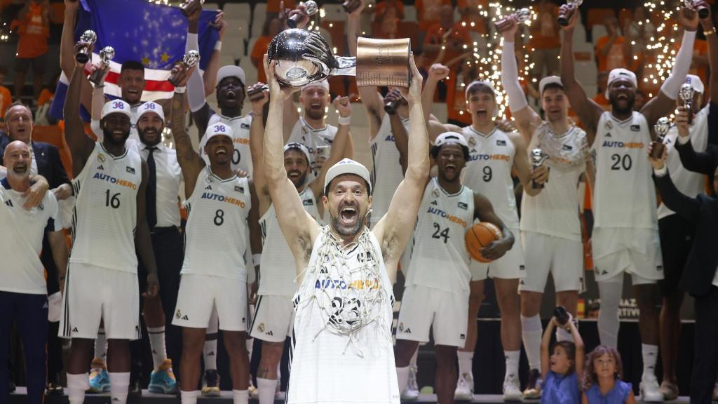 Llull levanta el trofeo de campeón de la Liga Endesa para el Real Madrid en la temporada 2024/2025.