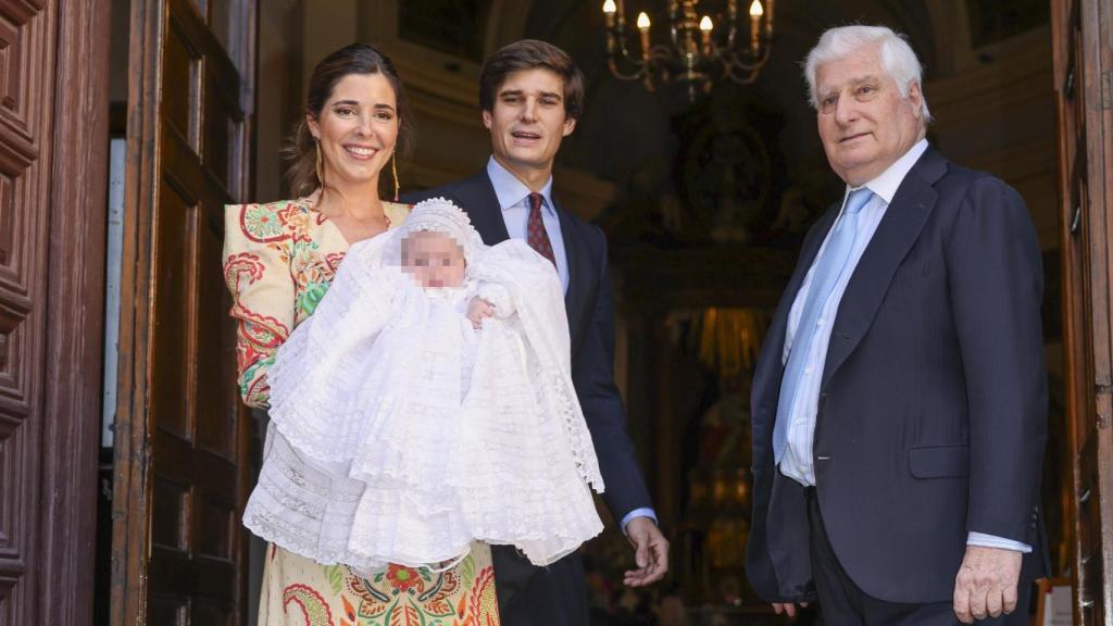 Los condes de Osorno junto al duque de Alba en el bautizo de su hijo mayor.