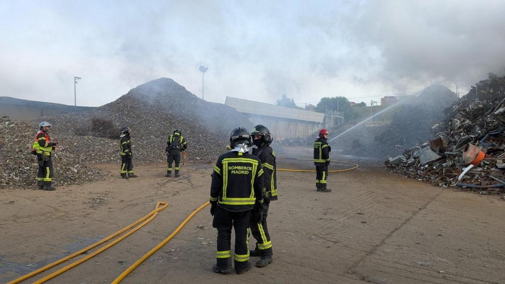 Bomberos de la Comunidad de Madrid extinguen un incendio declarado en una planta de reciclaje de siderurgia de Villa de Vallecas en una foto de archivo.