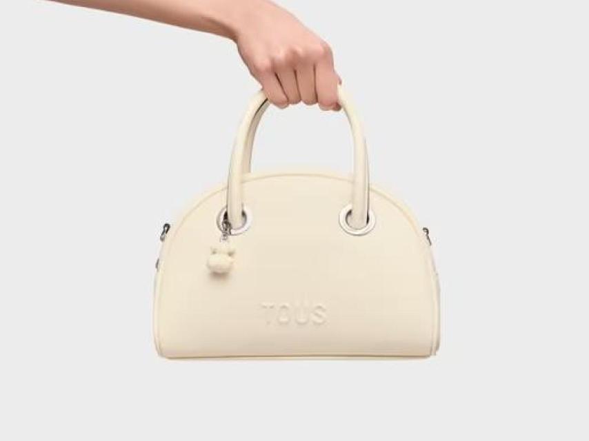 Modelo Poppy de Tous en beis.