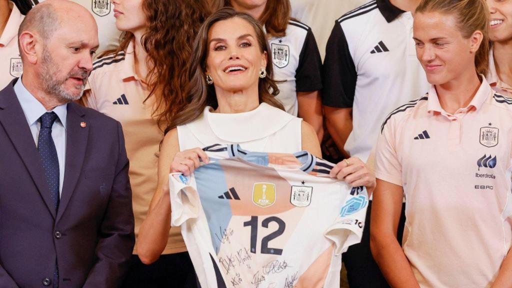 La Reina, con su camiseta firmada.