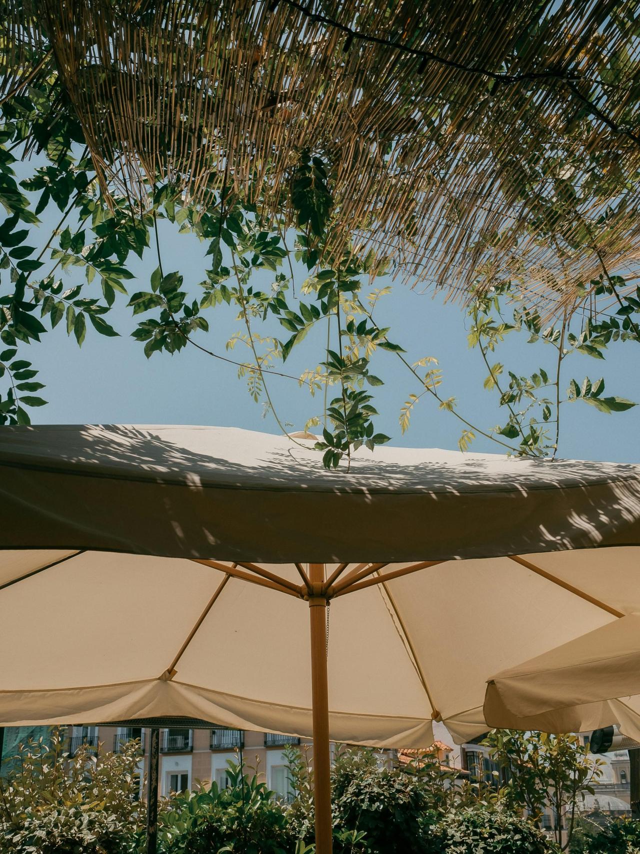 Sombrillas para resguardarse del calor en una terraza.