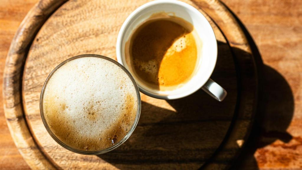 Un café con leche con el punto de espesor perfecto.