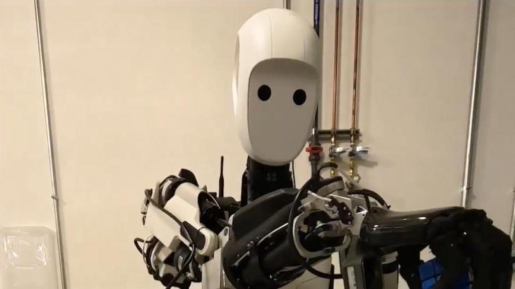 Robos de Apptronik colocando un cubo de Rubik en una bolsa