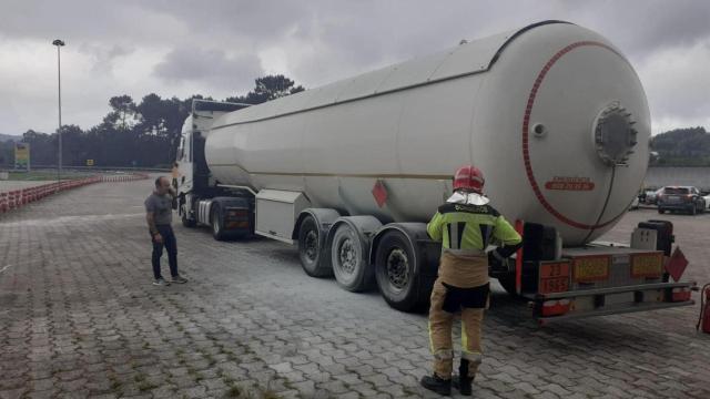 Incendio de un camión en la AP-9, a su paso por Teo.