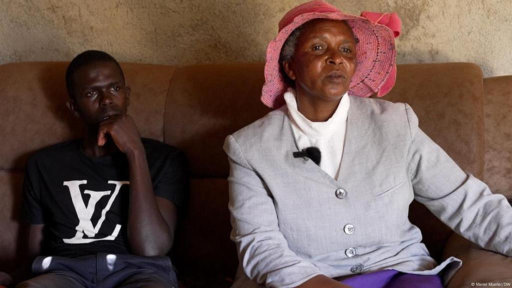 Amon junto a su madre Leah Metto.