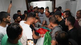 Una de las víctimas envuelta en una bandera palestina tras el ataque de este miércoles en Cisjordania.