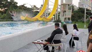Kim Jong-un, su hija Kim Ju-ae y su mujer Ri Sol-ju durante la inauguración del resort en Wonsan.